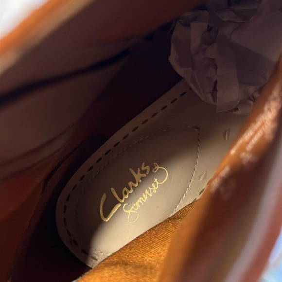 CLARK'S Breccan Myth Cognac Brown Suede Ankle Bootie EUC Size 9.5 - Picture 3 of 11